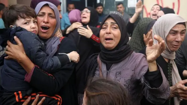 مشيعون في غزة يبكون أمام جثث قتلى غارة جوية إسرائيلية
