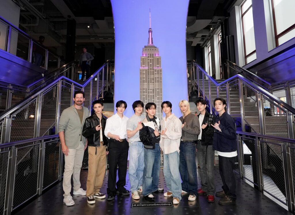 يضيء الأطفال Stray Kids مبنى Empire State مع الموسيقيين عند الاتصال