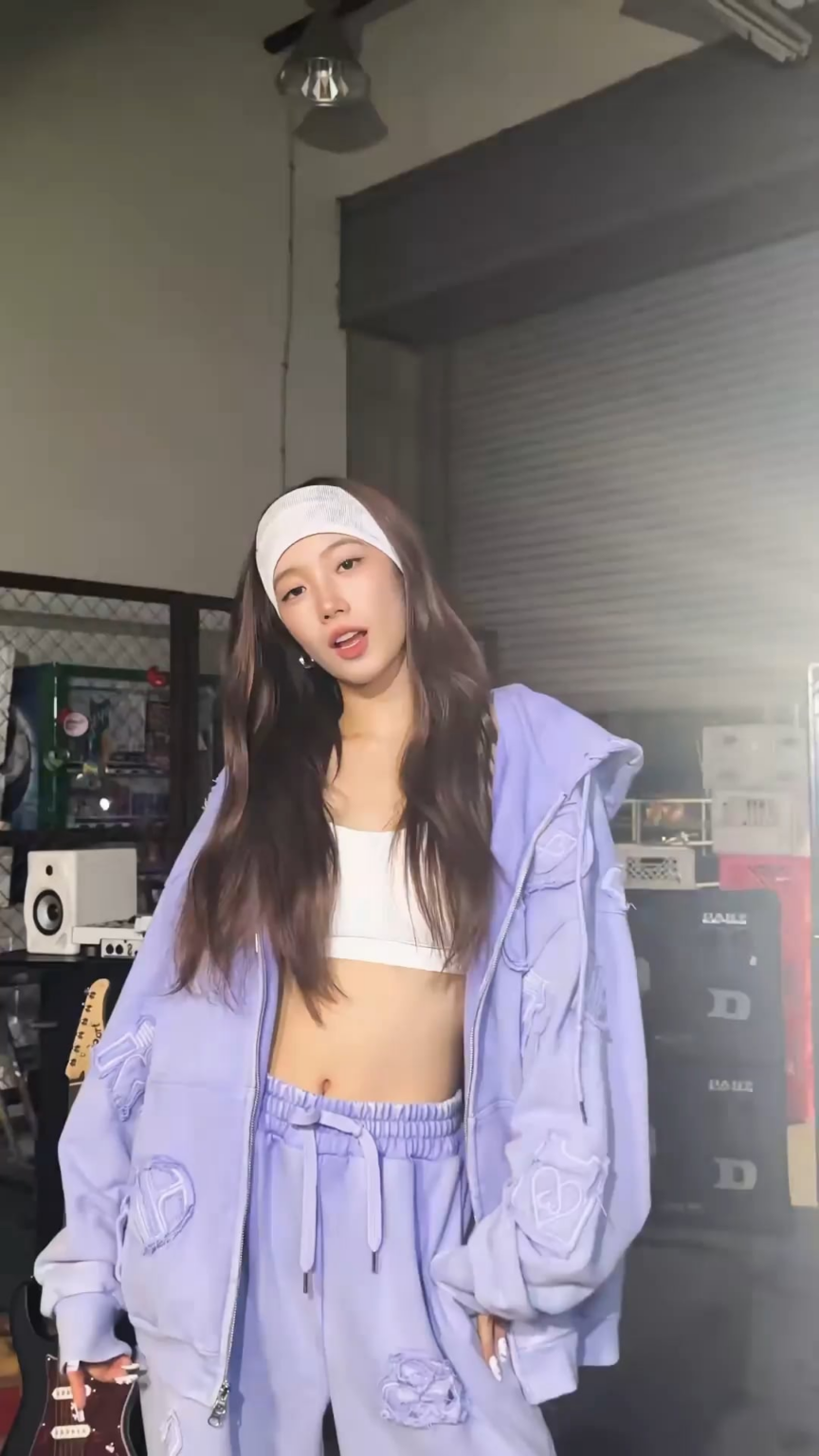 250609 le sserafim tiktok update with kazuha - احصل على تذوق شيء مختلف 😘