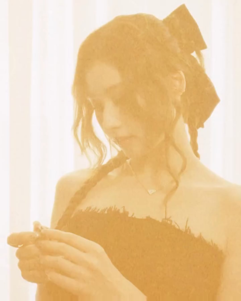 250623 Arena Korea Instagram Update - بالأمس فقط ، نظرنا إلى الوراء على ذكريات Sana عن حضور عرض أزياء Prada 2026 Spring/Summer. سانا ، التي بدأت يومها المزدحم في ارتداء فستان صغير أسود ، ملأت صالة عرض برادا بالطاقة المشرقة والمنعشة.