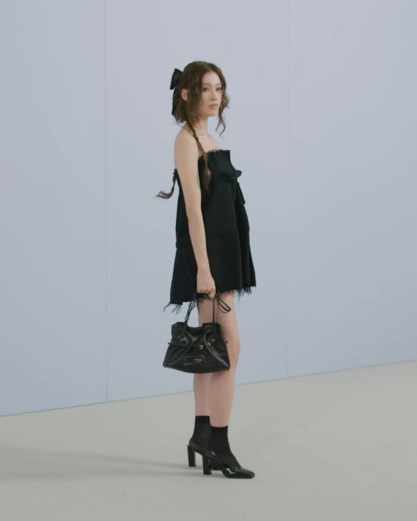 250624 تحديث برادا تويتر - سفير برادا سانا يحضر في إيداع فندقية برادا في ميلانو لعرض الملابس الرجالية 2026