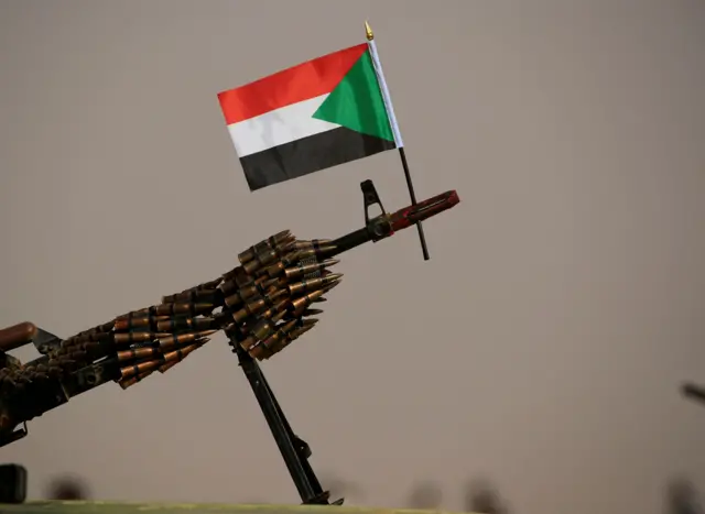 العلم الوطني السوداني مثبت على مدفع رشاش لجنود قوات الدعم السريع شبه العسكرية