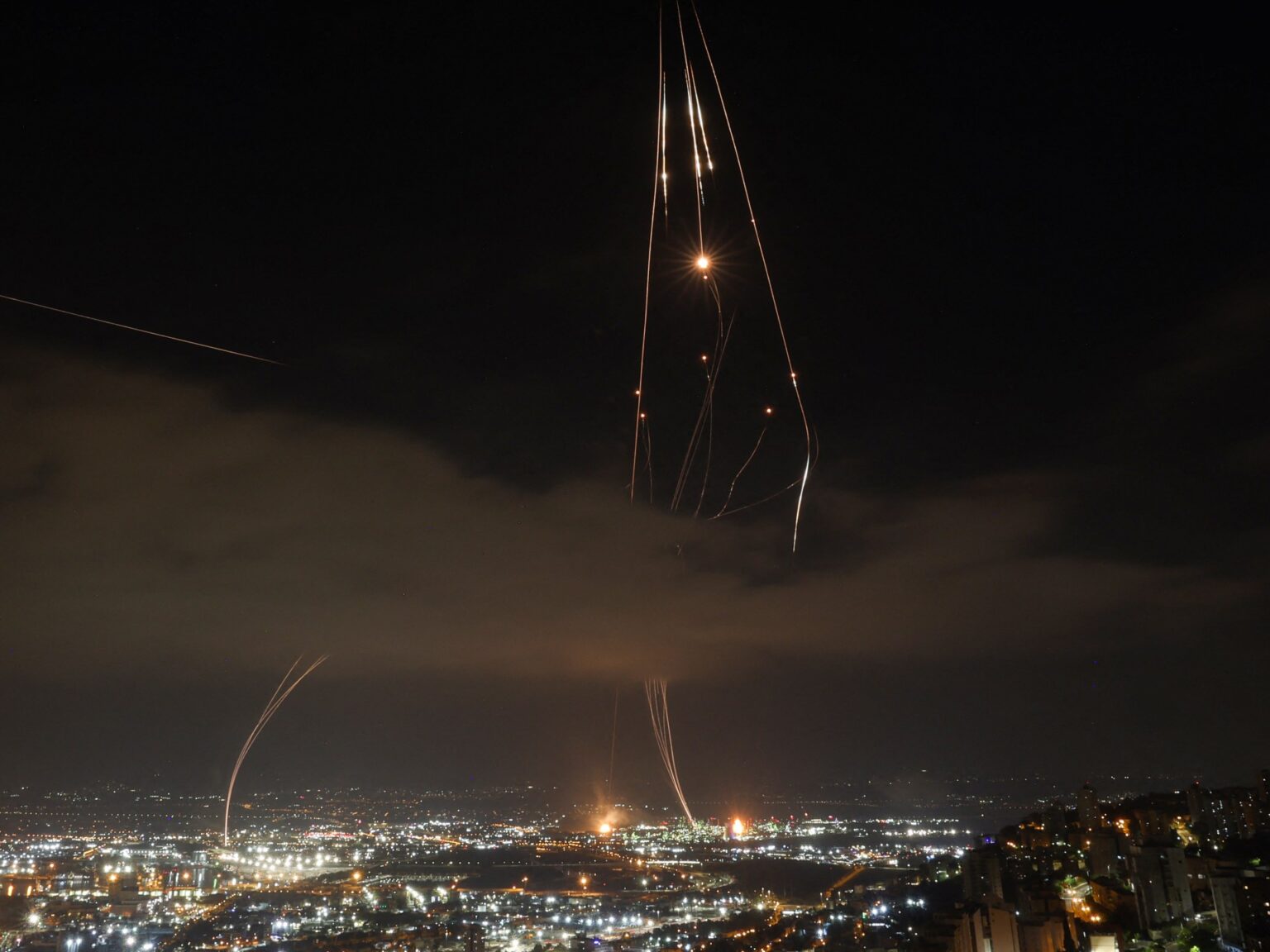 "مشاركة أميركية" في اعتراض صواريخ إيران وعراقجي يحذّر من مؤامرة | أخبار