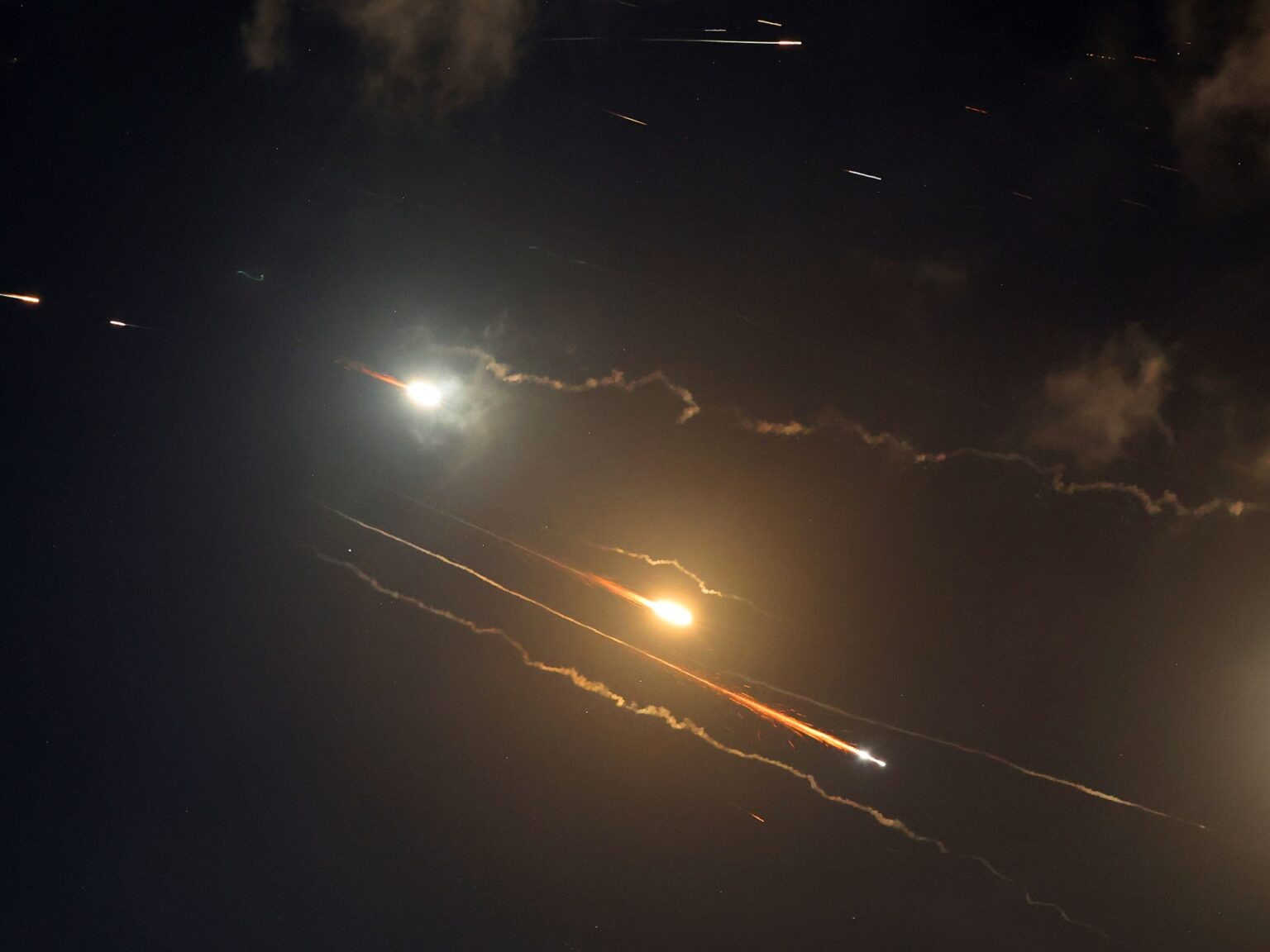 موجة عاشرة من صواريخ إيران وحديث إسرائيلي عن تناقصها | أخبار