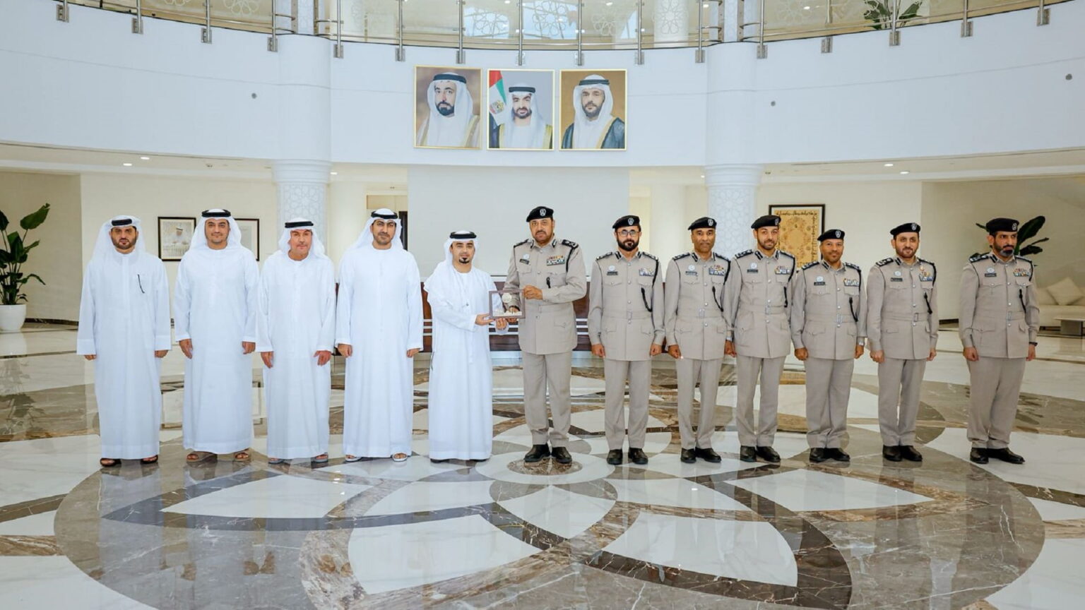 شرطة الشارقة وهيئة الثروة السمكية تبحثان سبل حماية البيئة البحرية شرطة الشارقة وهيئة الثروة السمكية تبحثان سبل حماية البيئة البحرية