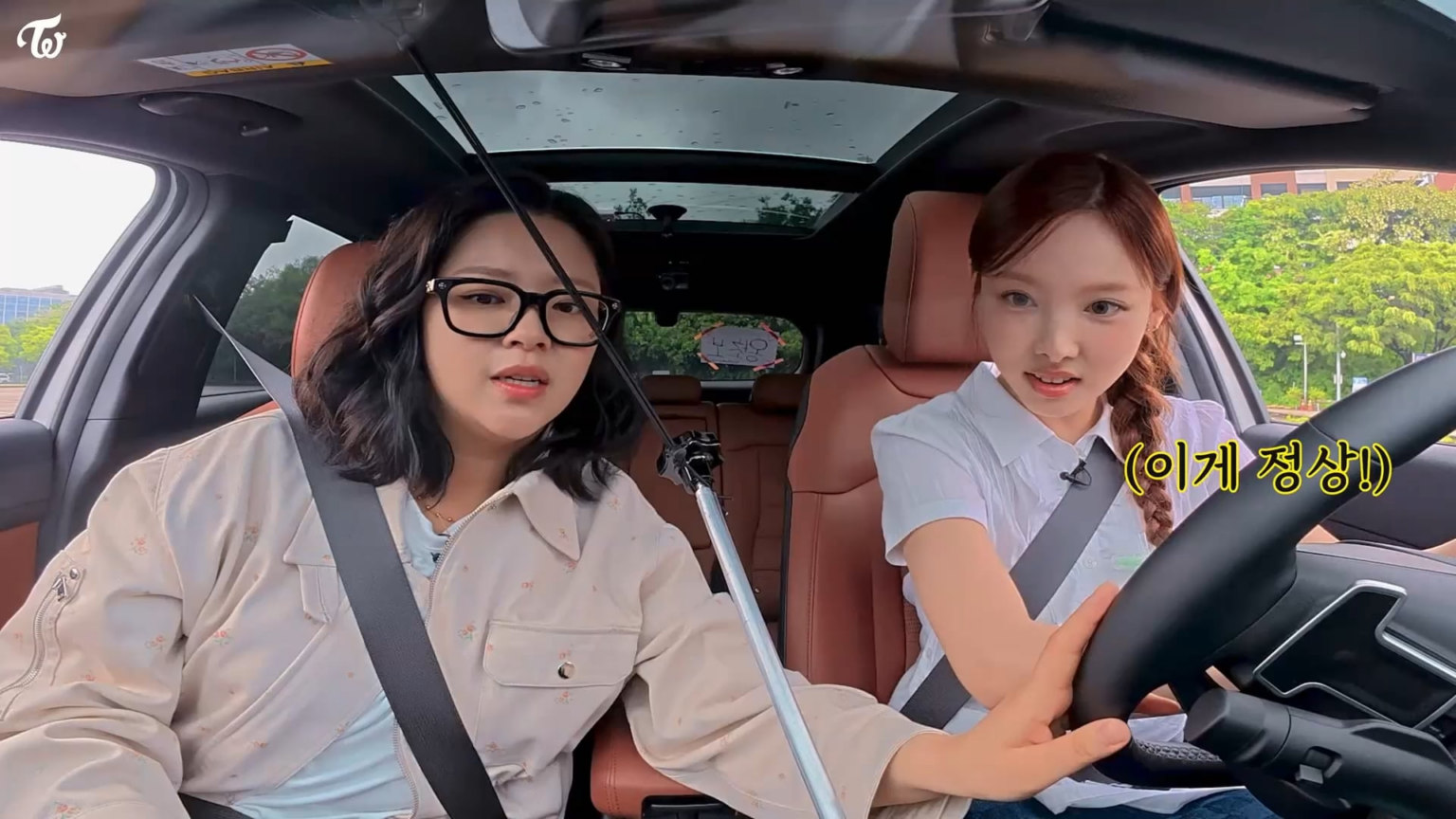 250627 - مدربة القيادة Jeongyeon مع أفضل طالب لها Nayeon