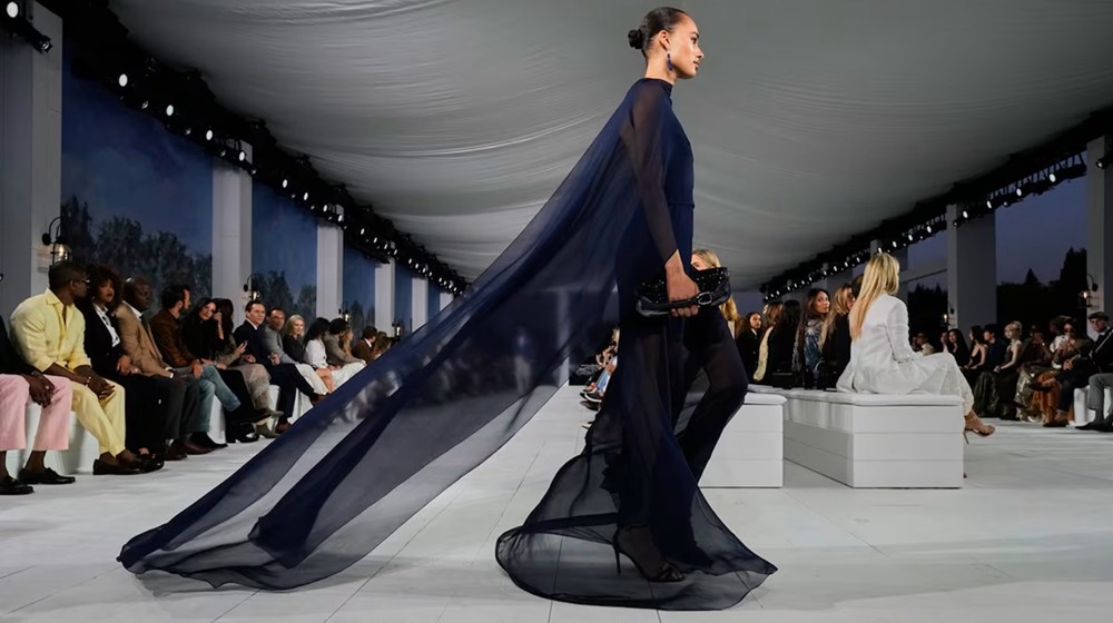 موسم مختلف في أسبوع الأزياء الباريسي لخريف وشتاء 2025