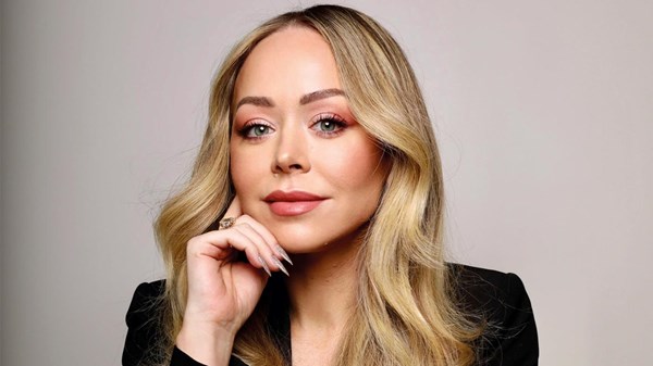 «سيمفونية شعرية» من Tamara Ralph تحية ملكية للأزياء الراقية والتناغم