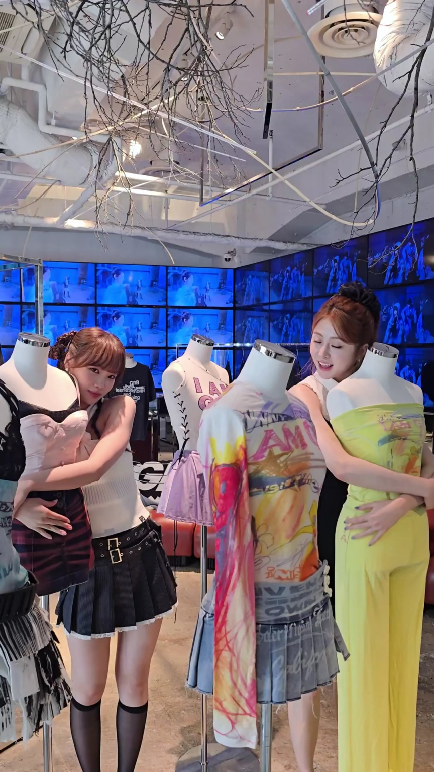 250626 le sserafim tiktok update with Kim Chaewon & Huh Yunjin - 👗💕 ＠ gr8