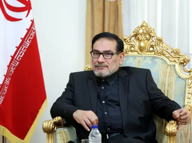 حاز أعلى الأوسمة من طهران والرياض، وخاض انتخابات الرئاسة عام 2001 بتشجيع من قادة الحرس، لكنه خسر أمام خاتمي، واكتفى بالاستمرار وزيراً للدفاع رغم خيبة المعسكر الإصلاحي.