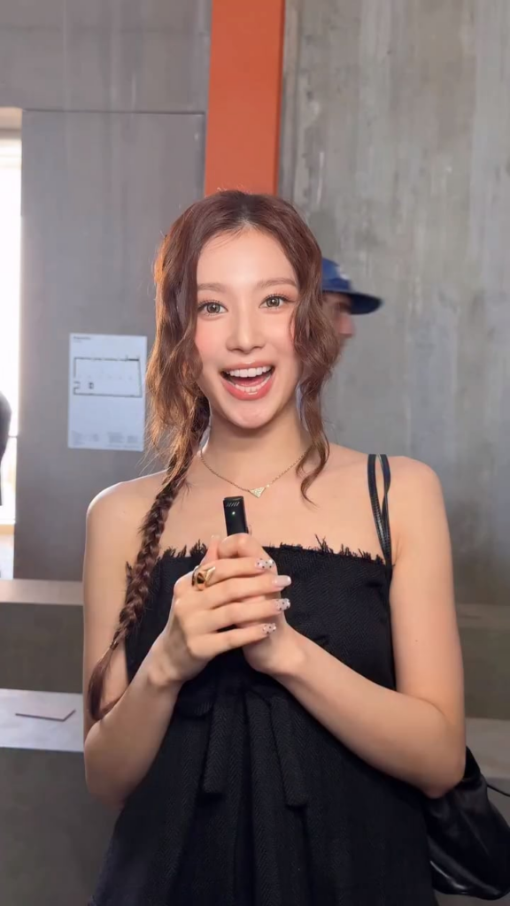 250623 Eyes Magaine Instagram Update - هل هذا Sana (@m.by__sana) الذي التقينا به في عرض Prada 26 Spring/Summer؟ 👀 التقطت بعض الصور في القصر وذهبت للركض. ✈ ما هو مظهرها المفضل هذا الموسم؟