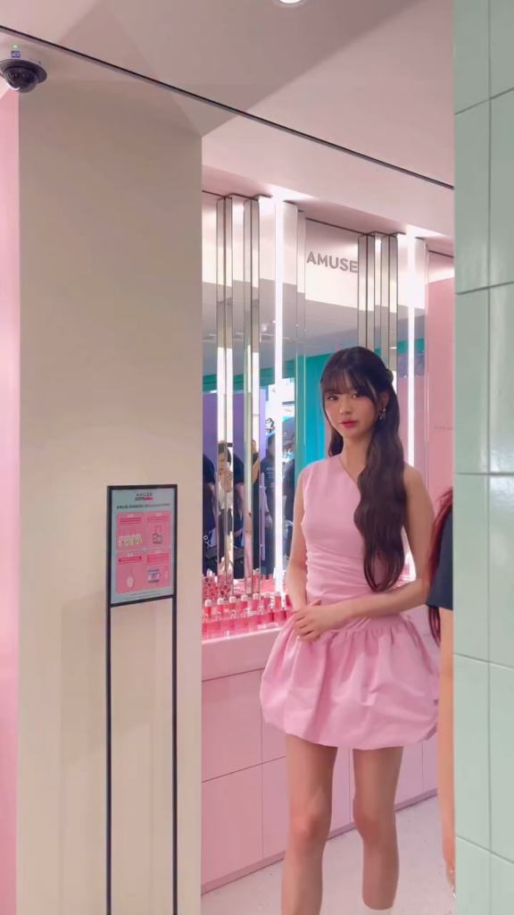 250620 allure Korea Instagram Update with Wonyoung - تبحث حولها داخل The Amuse Pink House
