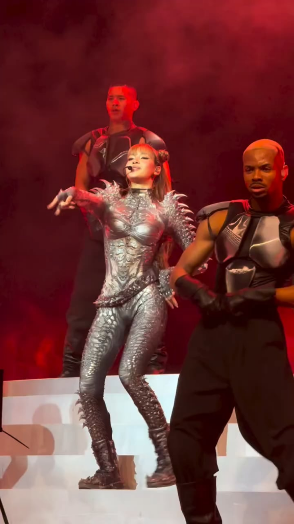 ليزا تعطي كل شيء في كوتشيلا! - أبريل 2025