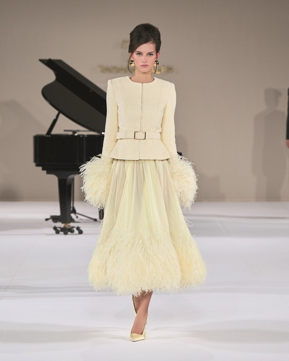 «سيمفونية شعرية» من Tamara Ralph تحية ملكية للأزياء الراقية والتناغم