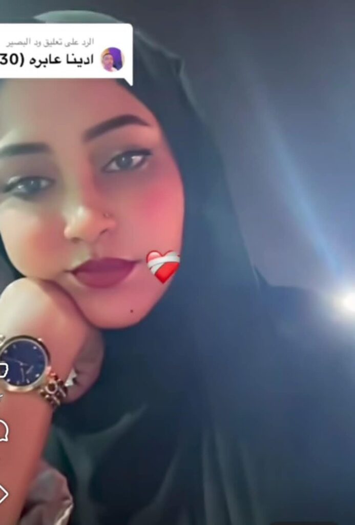 شاهد بالصورة والفيديو.. حسناء سودانية فائقة الجمال تبهر المتابعين وتخطف الأنظار بتفاعلها مع "عابرة" ملك الطمبور ود النصري