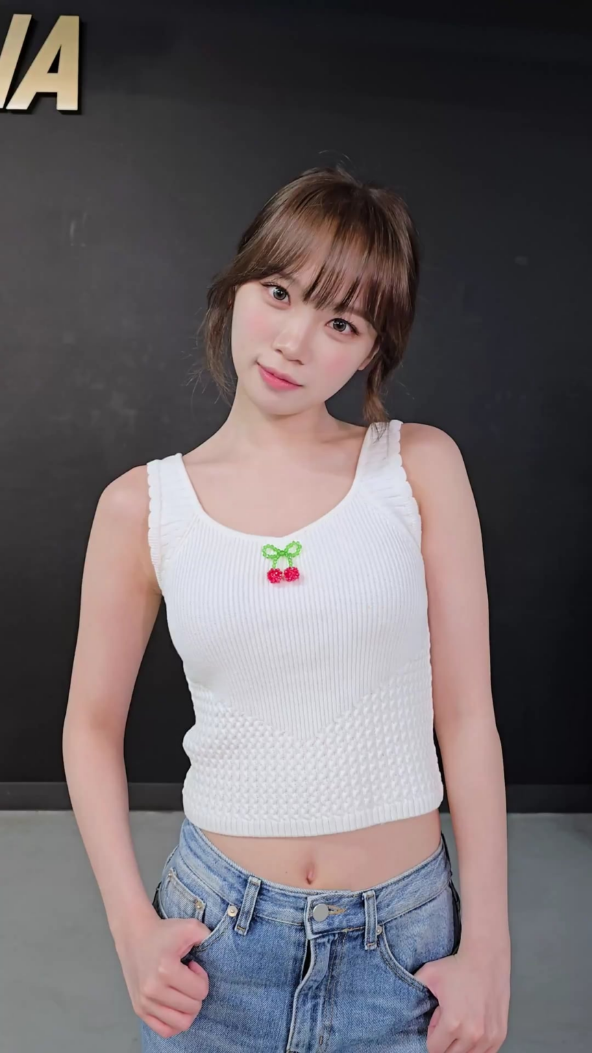 250617 le sserafim tiktok update with Kim Chaewon ، Huh Yunjin & Hong Eunchae - Feelin 'هذه مختلفة؟ 😆💫