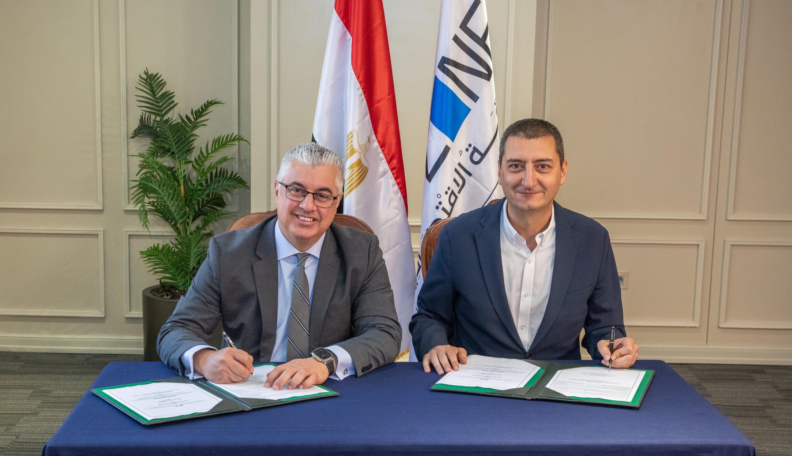 جانب من التوقيع