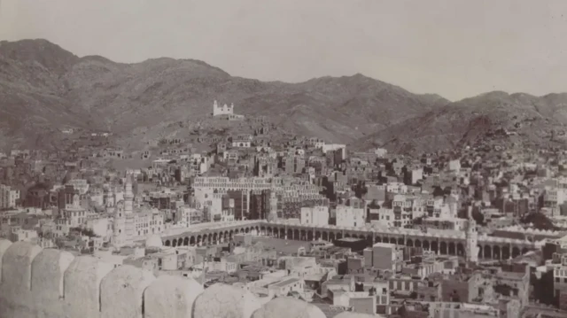 صورة قديمة غير ملونة للكعبة