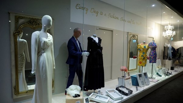 فساتين وقبعات وحقائب في “أكبر مزاد لمقتنيات ديانا” فساتين وقبعات وحقائب في "أكبر مزاد لمقتنيات ديانا"