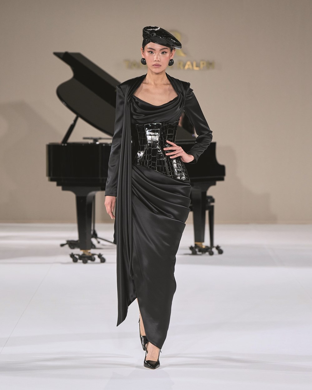 «سيمفونية شعرية» من Tamara Ralph تحية ملكية للأزياء الراقية والتناغم