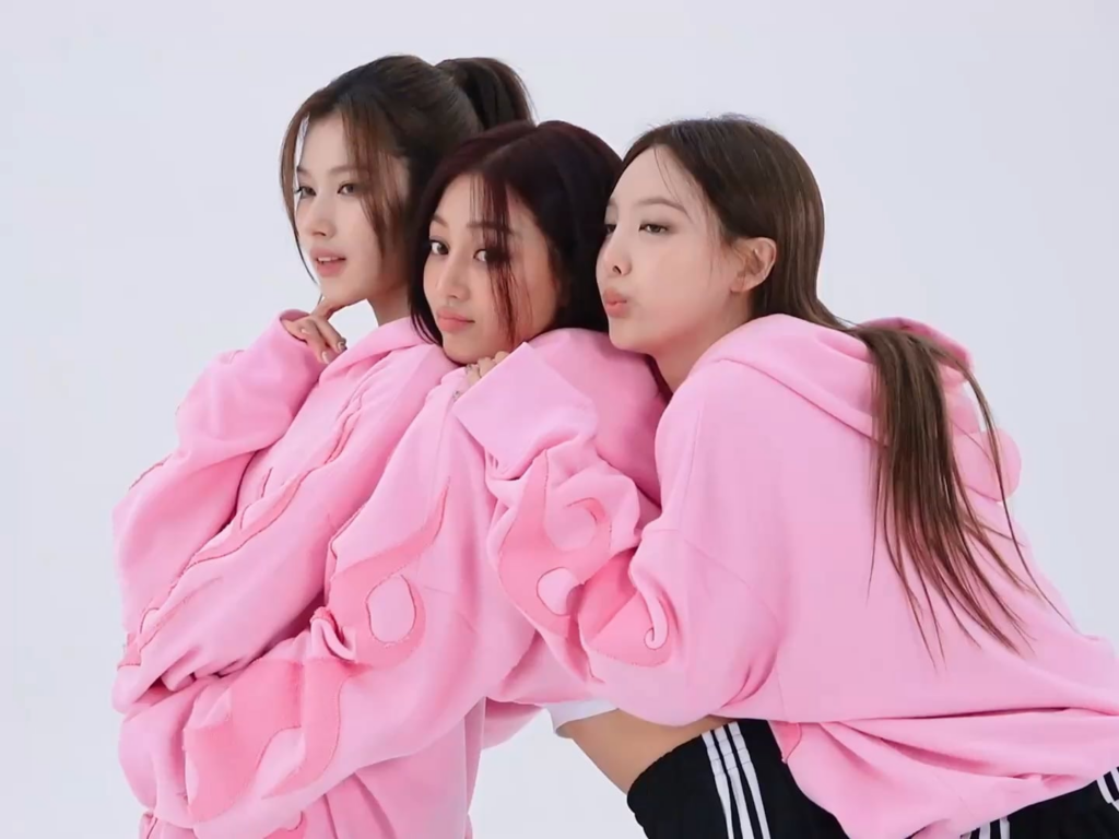 241220 - "الاستراتيجية" Sana و Jihyo و Nayeon ، قبل أن نتحول إلى العصر الجديد