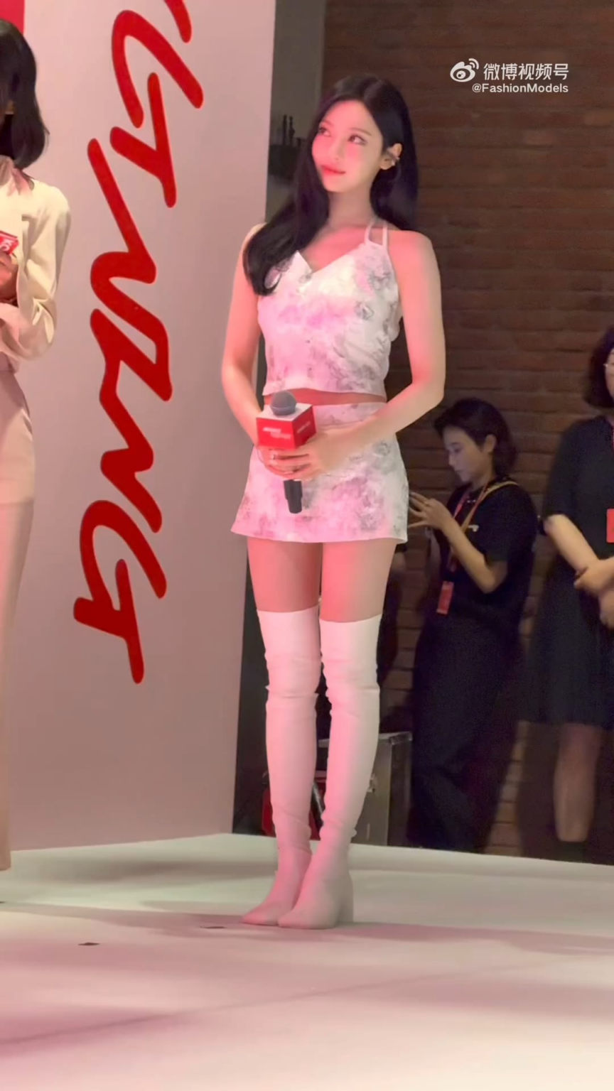 250607 عارضات الأزياء Weibo تحديث مع Ningning - ظهرت Ning Yizhuo في شنغهاي لحضور اجتماع المعجبين لتأييد العلامة التجارية Kotex.