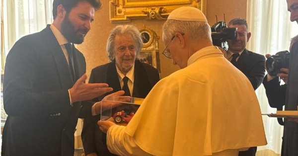 جريدة البلاد | البابا يستقبل "آل باتشينو" في الفاتيكان