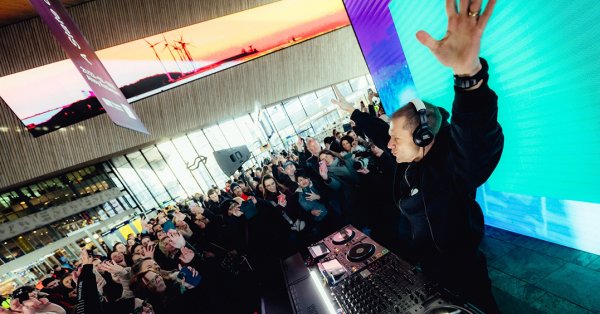 جريدة البلاد | الدي. جيه آرمين فان بورن: ”الذكاء الصناعي أداة رائعة"