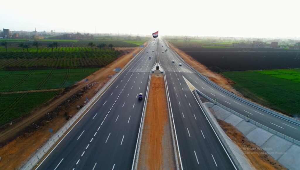 مصر تنشئ 6500 كم طرق جديدة بتكلفة 162 مليار جنيه خلال 11 عامًا مصر تنشئ 6500 كم طرق جديدة بتكلفة 162 مليار جنيه خلال 11 عامًا