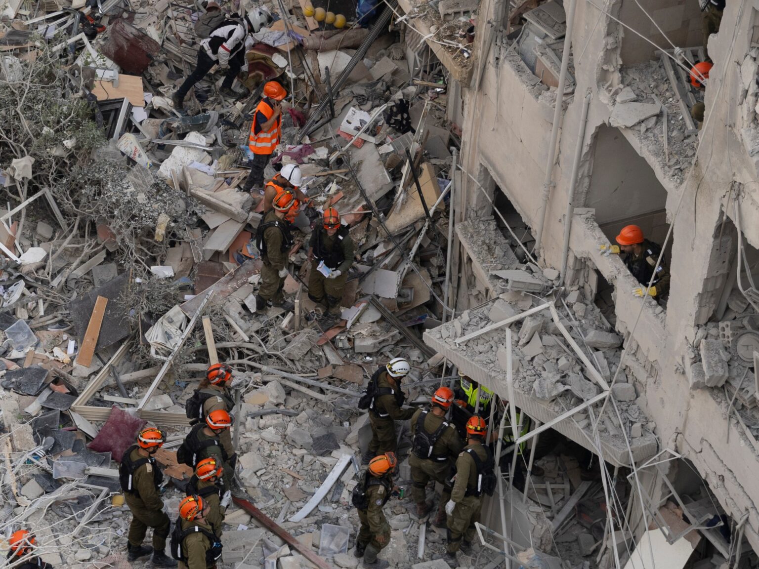 قتلى وجرحى ودمار كبير بعد هجوم صاروخي إيراني على إسرائيل | أخبار