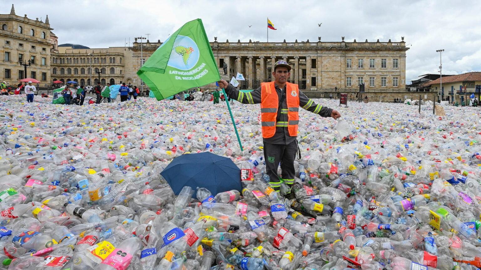 عمال تدوير كولومبيون يحتجون على ظروفهم بملء بوليفار بوغوتا بالبلاستيك عمال تدوير كولومبيون يحتجون على ظروفهم بملء بوليفار بوغوتا بالبلاستيك