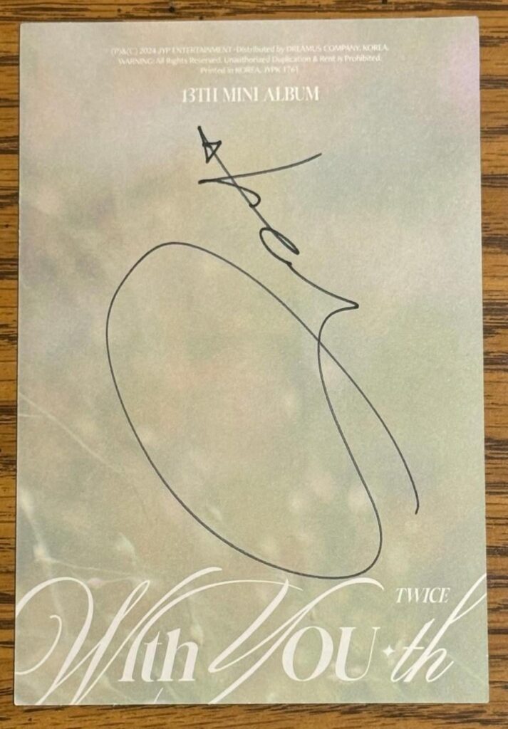 حصلت للتو على أول بطاقة بريدية موقعة لي (إنها مينا من معك)! 🥹🩷 كيف يمكنك عرض البطاقات البريدية عندما يكون التوقيع على ظهره؟ ty🫂