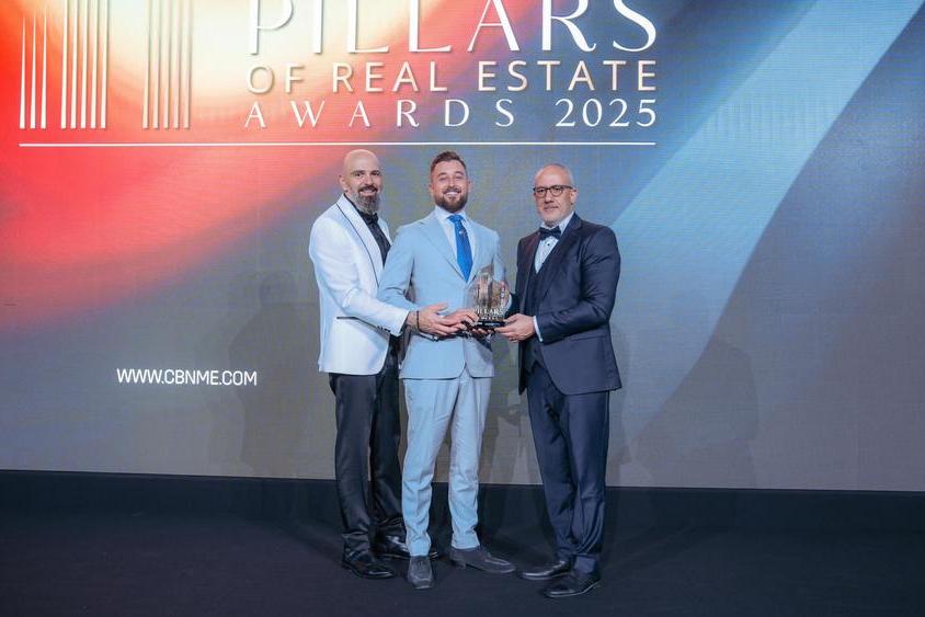 عزيزي للتطوير العقاري تحصد جائزة “المطور الرئيسي للعام” خلال حفل جوائز “Pillars of Real Estate” عزيزي للتطوير العقاري تحصد جائزة "المطور الرئيسي للعام" خلال حفل جوائز "Pillars of Real Estate"