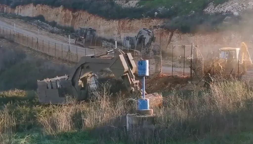 اعتداء إسرائيلي جديد جنوب لبنان... قوّة تجتاز الخط الأزرق في منطقة بئر شعيب برفقة جرافتَين وتُباشر بعملية تجريف