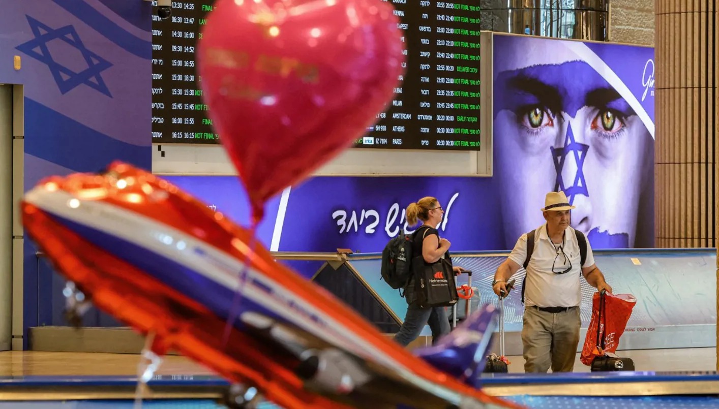 إسرائيليون في مطار بن غوريون عقب وقف النار مع إيران. (أ ف ب)