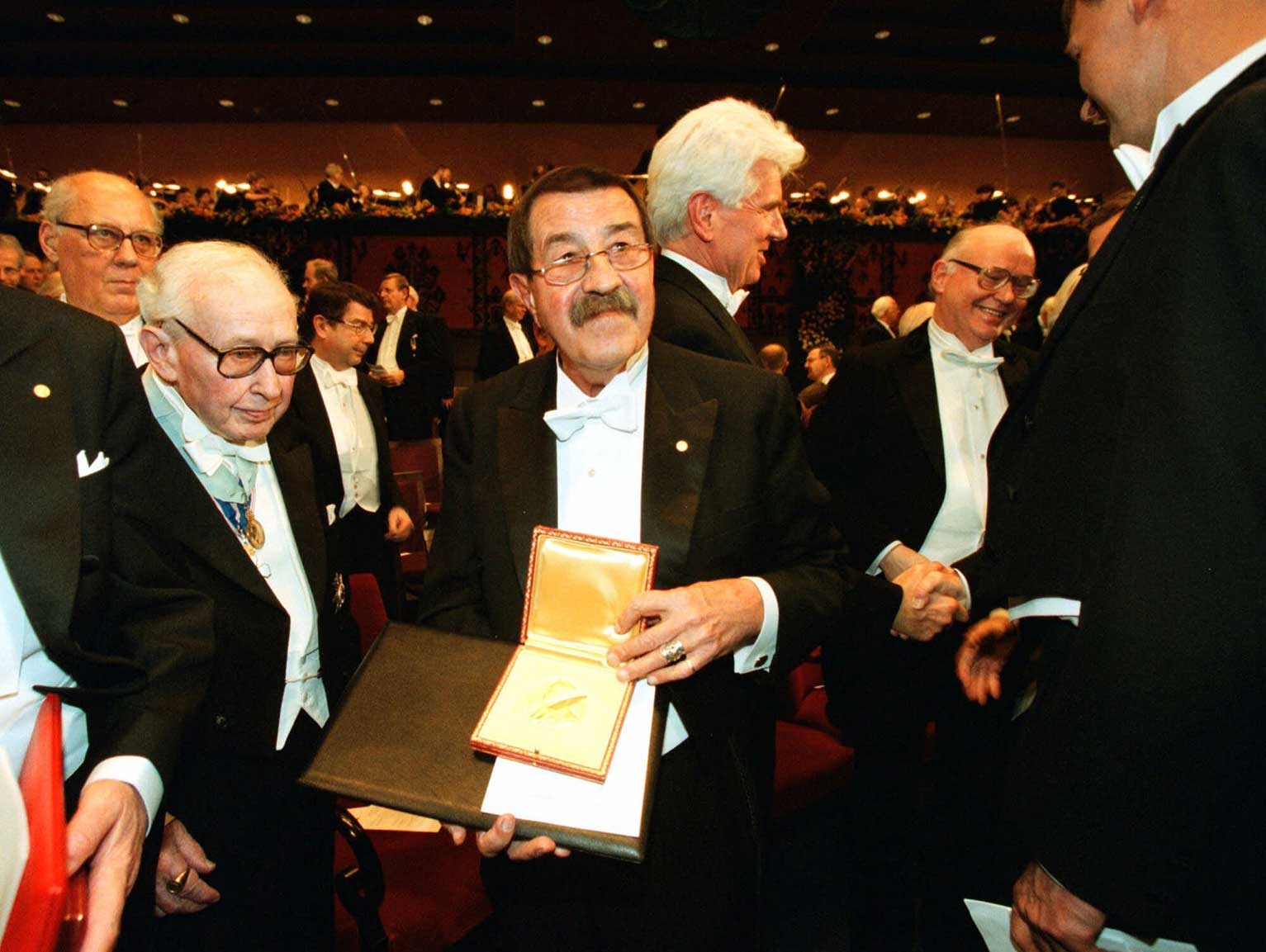 متوّجاً بجائزة نوبل للآداب عام 1999.