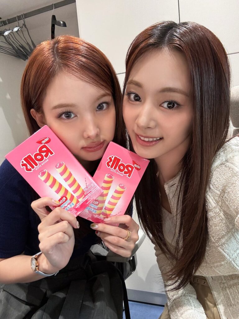 250619 تحديث Twicetagram - شيء حلو جعل يومنا! 🍓✨ جربنا للتو إحساس الفراولة الجديد من nabati_id 🩷🍓 bener-bener enak banget ~ هل يمكنك تخمين ما سيحدث بعد ذلك؟ 👀 ترقبوا مفاجأة خاصة ~ 🎁 #nabatitwicehappiness