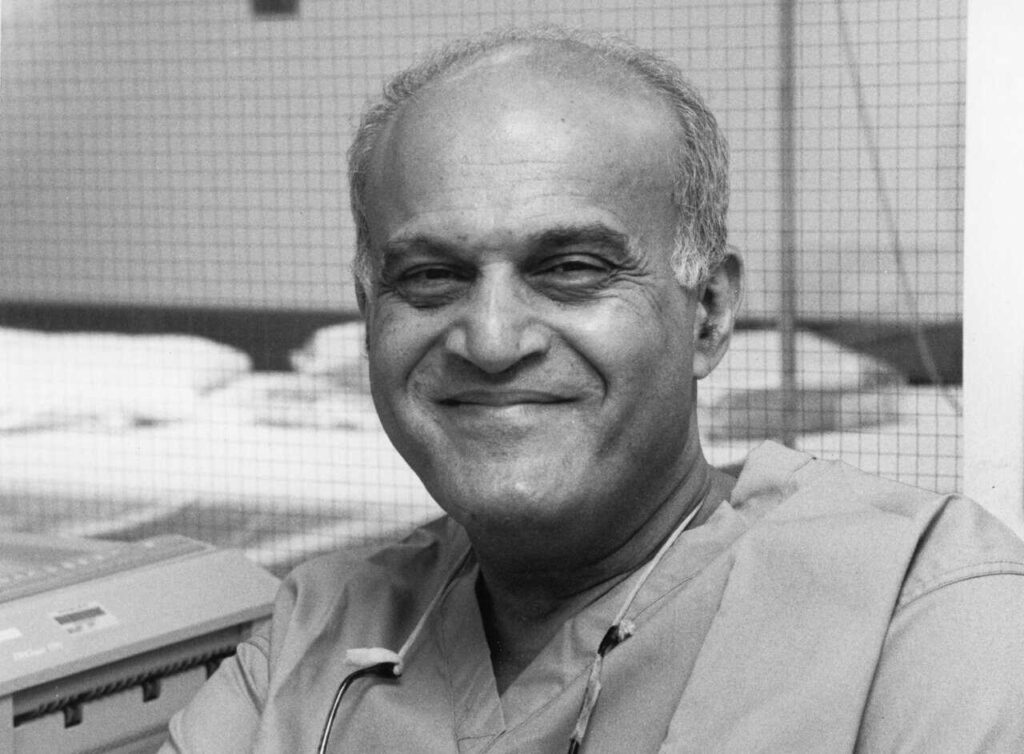 مصر تزيح الستار عن تمثال مجدي يعقوب بميدان الكيت كات بارتفاع 6 أمتار (صور)