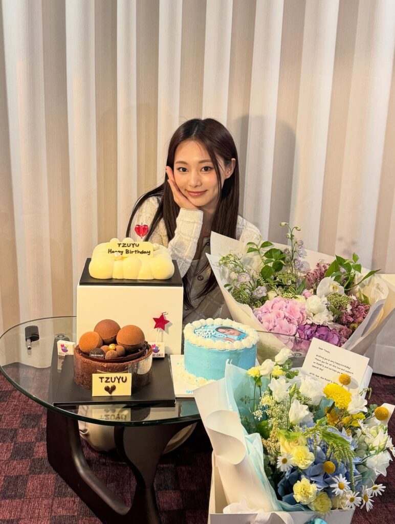 250615 تحديث Tzuyu Instagram - أتمنى لي عيد ميلاد سعيد وأتوقف لحظة لتقدير الرحلة حتى الآن. إليك الاحتفال سنة أخرى من النمو والتجارب الجديدة - شكرًا جزيلاً لكل من جعل عيد ميلادي مميزًا!