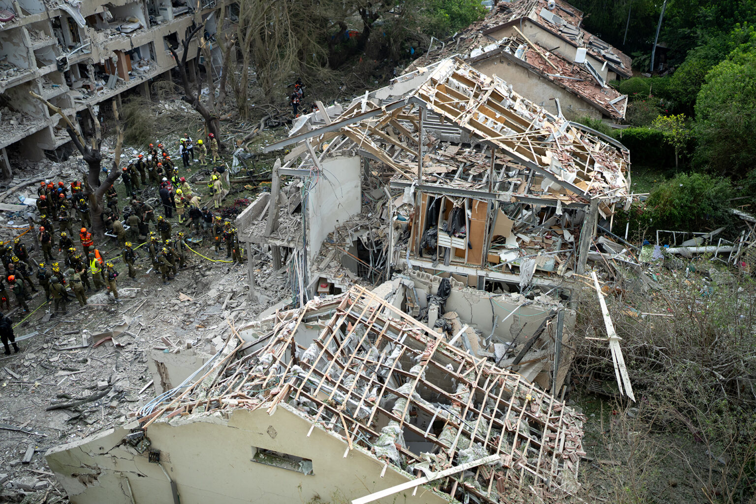 إيران تطلق دفعتين صاروخيتين وإعلام إسرائيلي يتحدث عن دمار كبير | أخبار