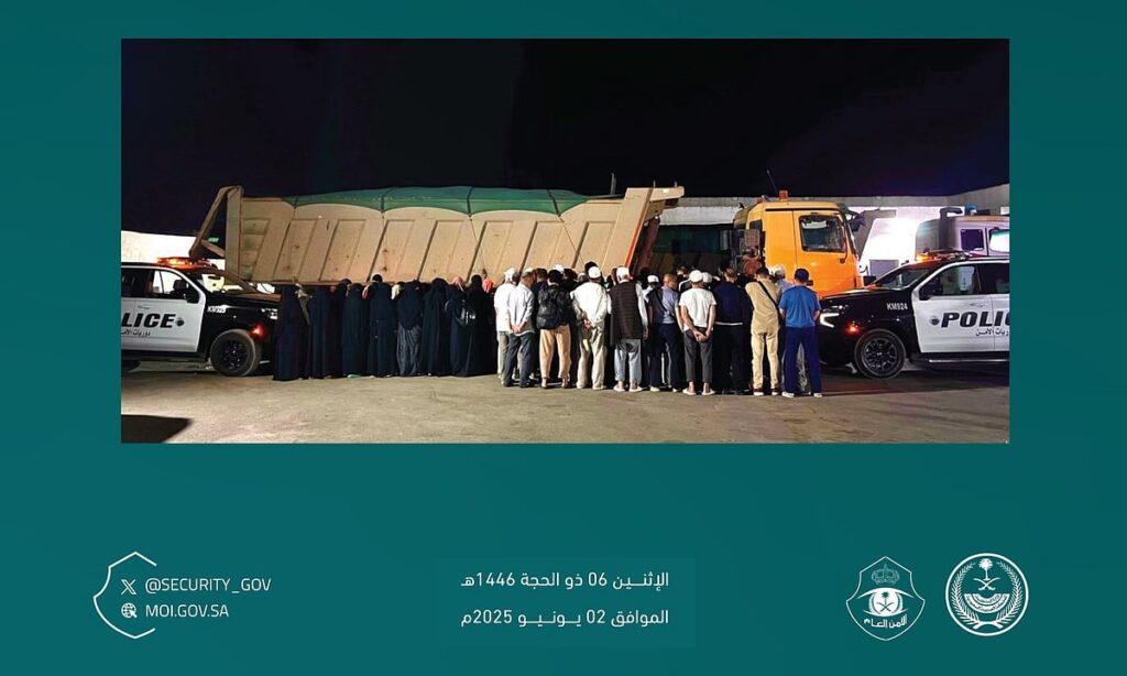 “أمن الحج” تضبط 3 مواطنين حاولوا تهريب 108 مخالفين إلى مكة بتأشيرات زيارة "أمن الحج" تضبط 3 مواطنين حاولوا تهريب 108 مخالفين إلى مكة بتأشيرات زيارة