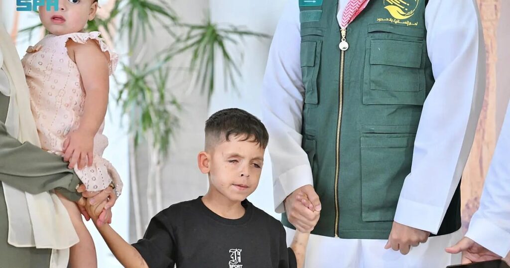 بتوجيه خادم الحرمين وبناءً على ما رفعه ولي العهد.. وصول الطفل الفلسطيني “محمد حجازي” إلى المملكة لتلقي الرعاية الطبية بتوجيه خادم الحرمين وبناءً على ما رفعه ولي العهد.. وصول الطفل الفلسطيني "محمد حجازي" إلى المملكة لتلقي الرعاية الطبية