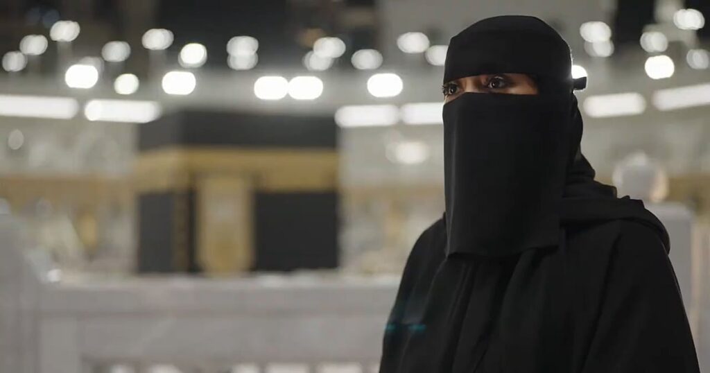 "شكرًا ملكنا الغالي".. "أم شهيد" تروي مشاعر الفخر بمشاركة أبنائها في مراسم كسوة الكعبة