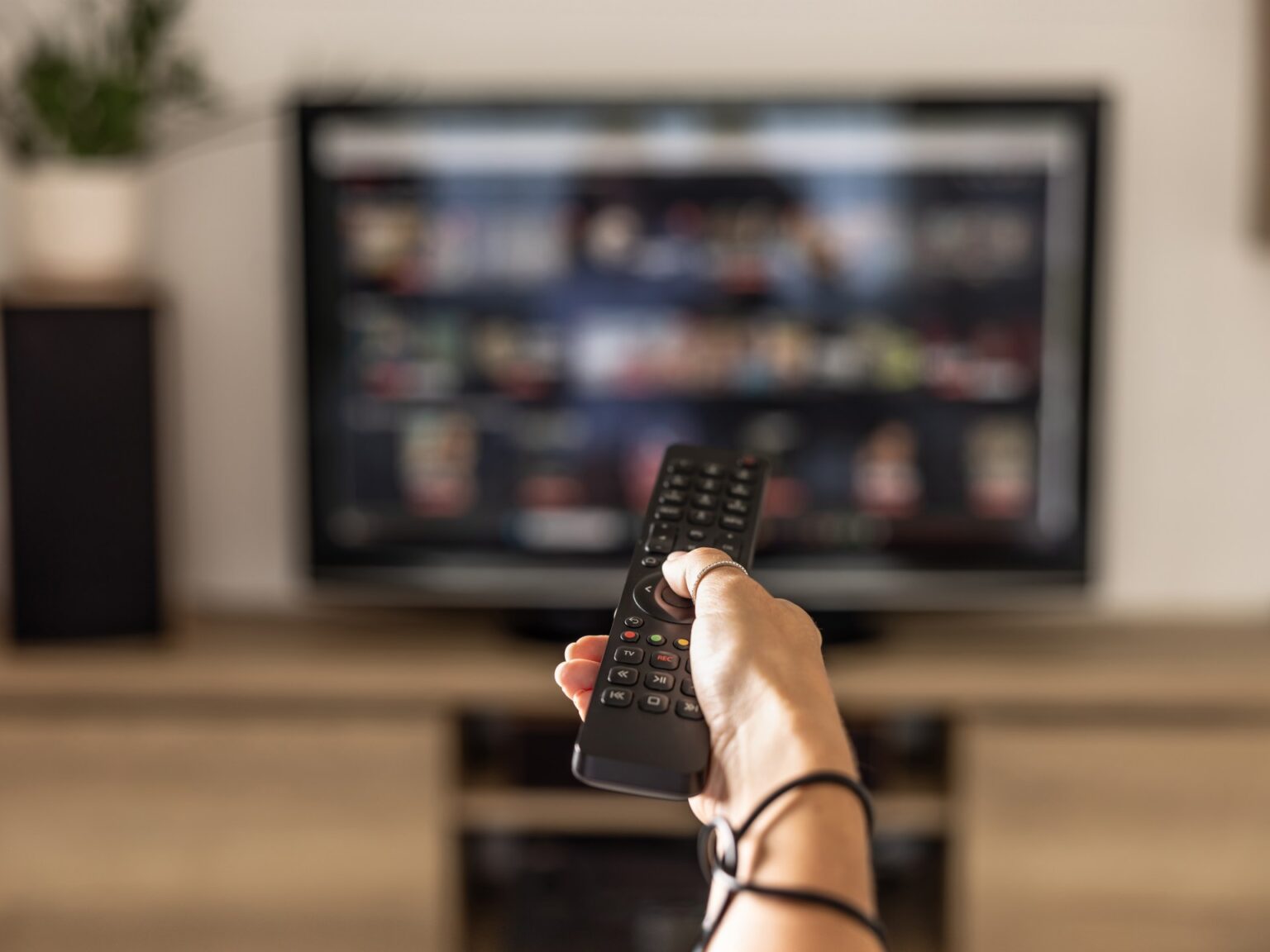 عودة الأدب إلى الشاشة.. موجة جديدة من الأعمال المستوحاة من الروايات | فن