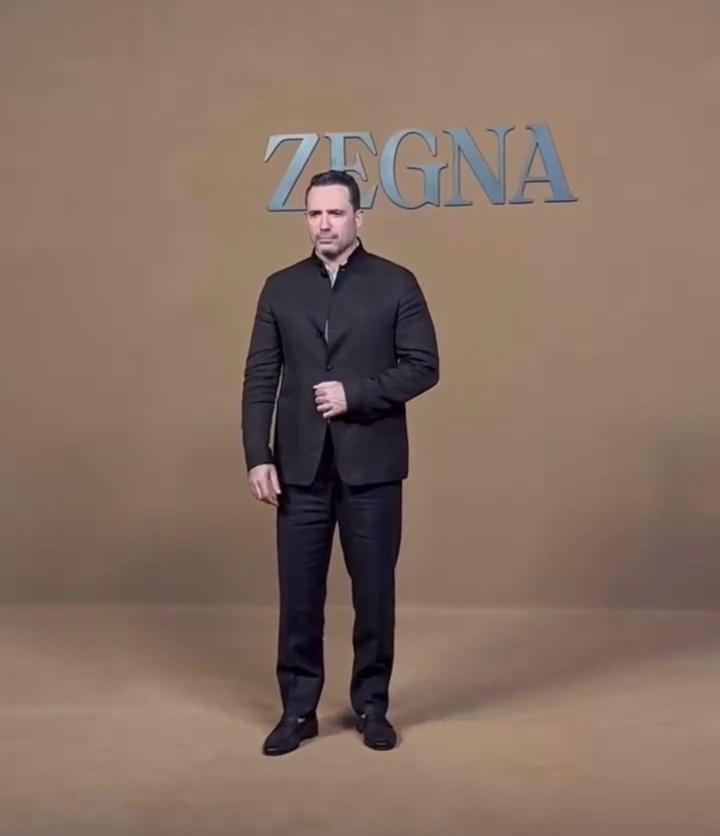 ظافر العابدين يتوجه نحو البدلة السوداء بالكامل