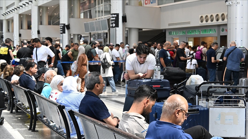 ازدحام في مطار بيروت بعد إغلاق وفتح المجال الجوي اللبناني