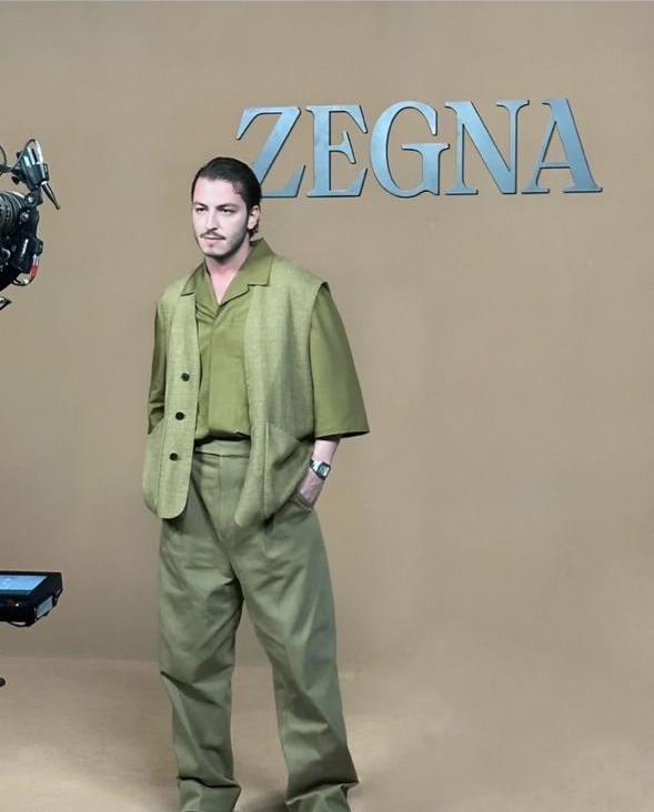 بوران كوزوم باطلالة باللون الزيتي 