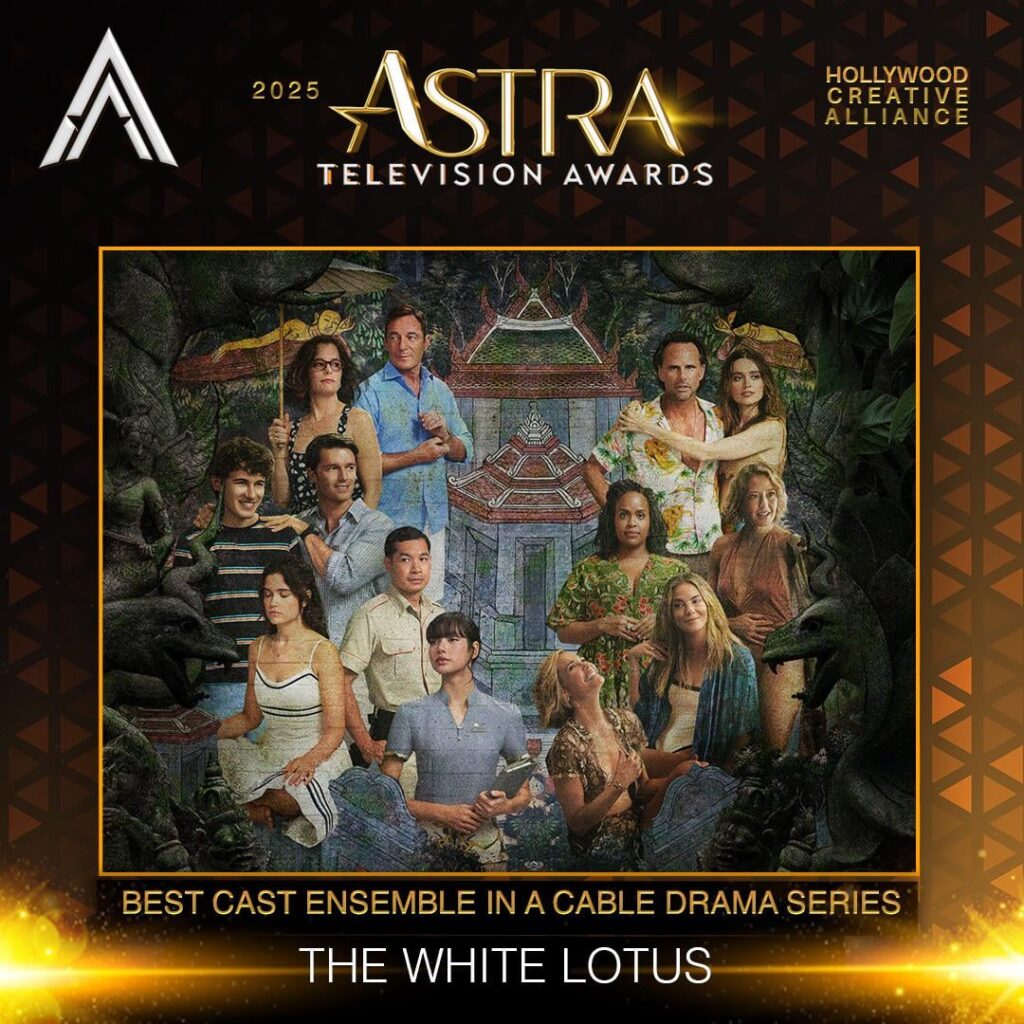 250611 Lisa & The Cast of 'The White Lotus' Season 3 Best Fons 'Best Ensemble in a Cable Drama Series "في حفل توزيع جوائز Astra Television 2025