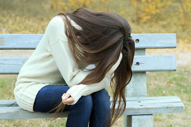 شاهد بالفيديو.. سيدة سودانية تنهار بالبكاء على الهواء: (زوجي تزوج من مطربة شهيرة كانت تجمعه بها علاقة غير شرعية وأصبحت تصرف علينا بأموال الحرام ومن أموال المبادرات التي تطلقها)