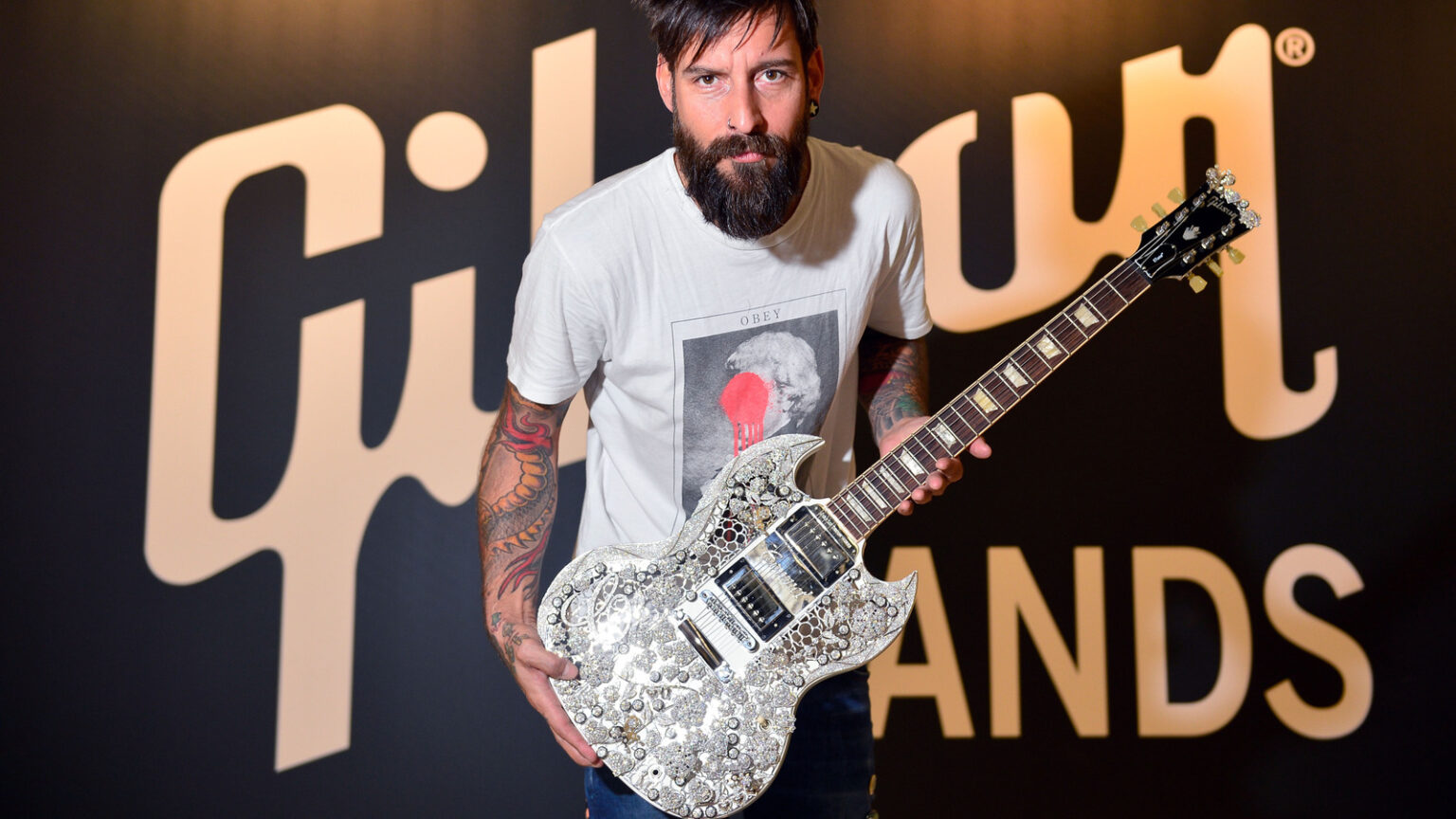 الجيتار الأكثر قيمة في العالم يستحق مبلغ مذهل